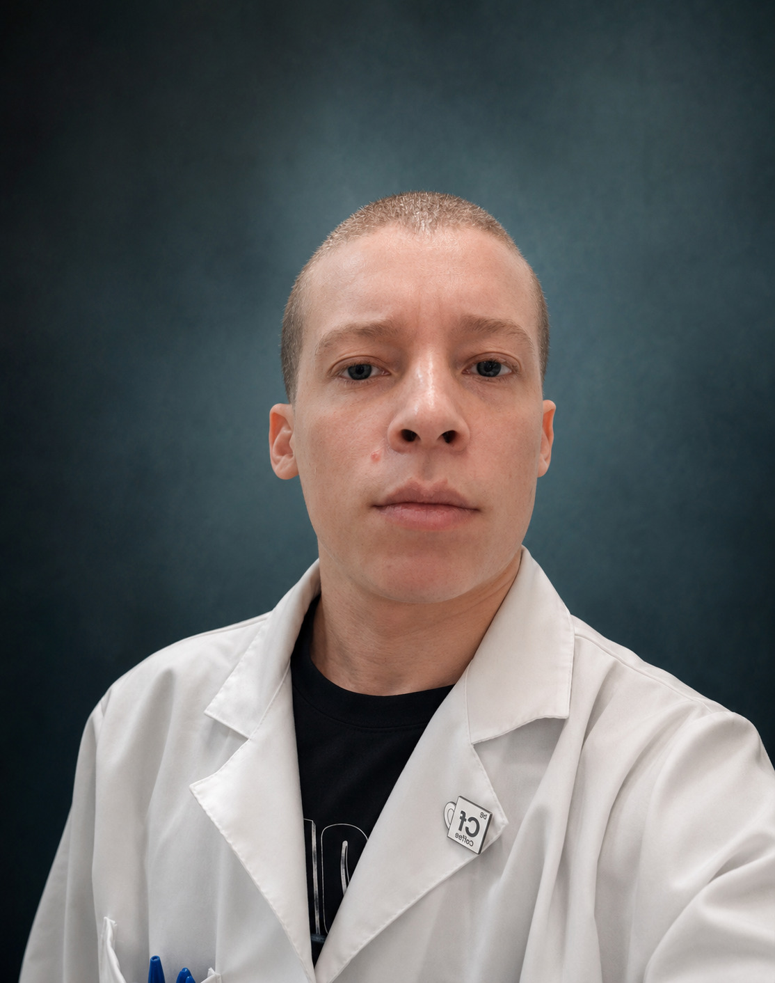 Jair Armando Viana de Sousa usando jaleco em ambiente laboratorial